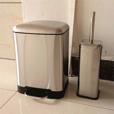 Тоалетно кошче квадрат 6 литра + четка сатен 8286S